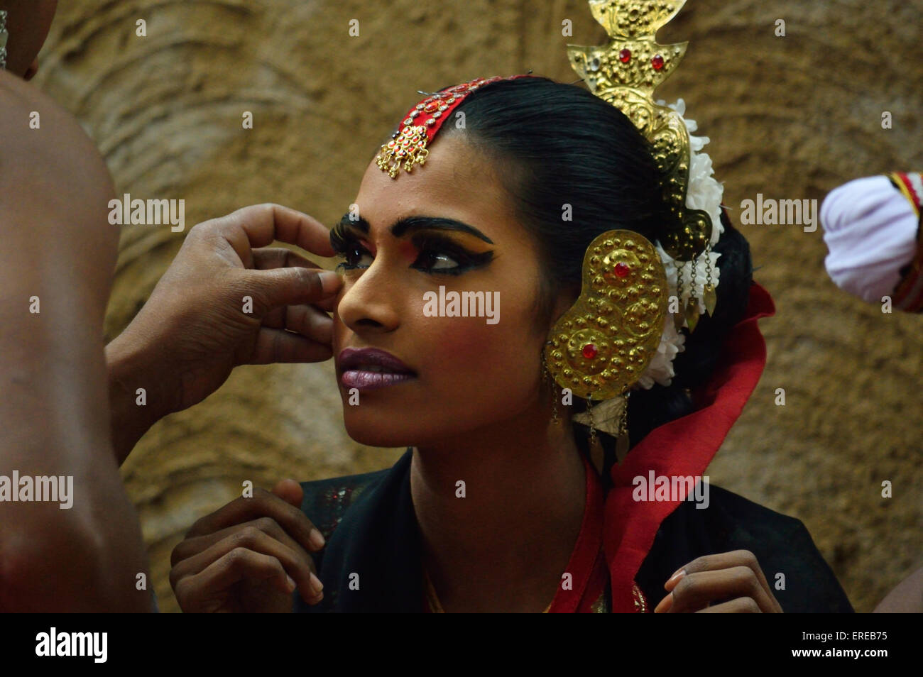 Suraj Kund International Crafts Mela, Haryana, Delhi Ist Feb 2015 close up of a Sri Lankan girl dancer with head gear Stock Photo