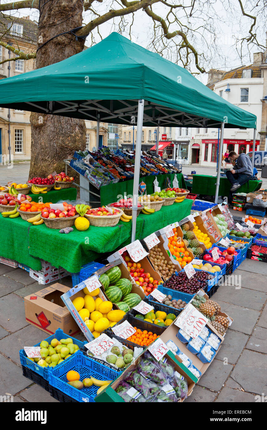 A colourful open-air fruit and vegetable stall in Kingsmead Square, Bath, N.E.Somerset, England, UK Stock Photo