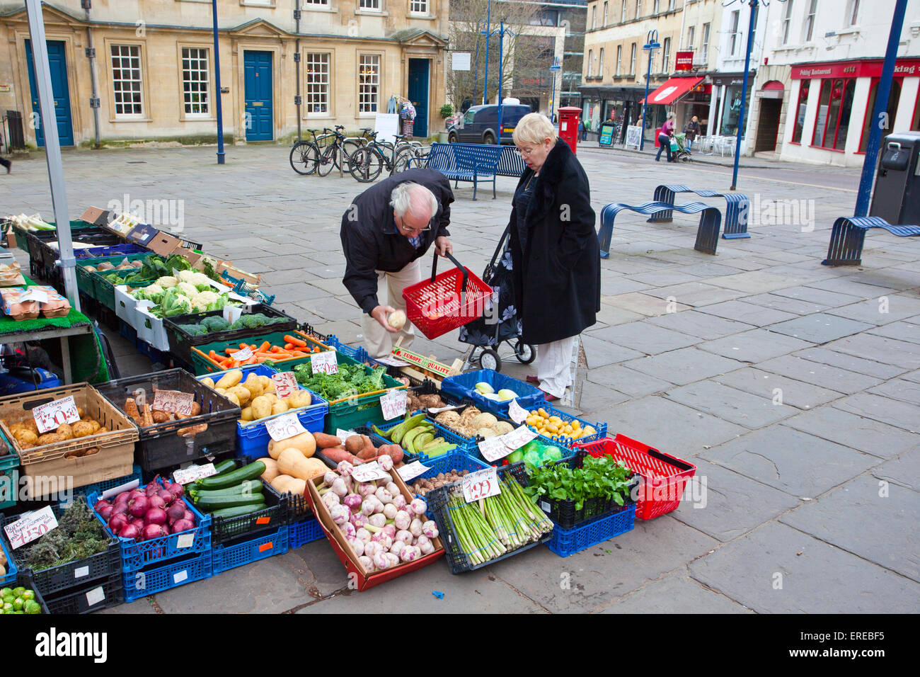 Customers selecting produce at an open-air fruit and vegetable stall in Kingsmead Square, Bath, N.E.Somerset, England, UK Stock Photo
