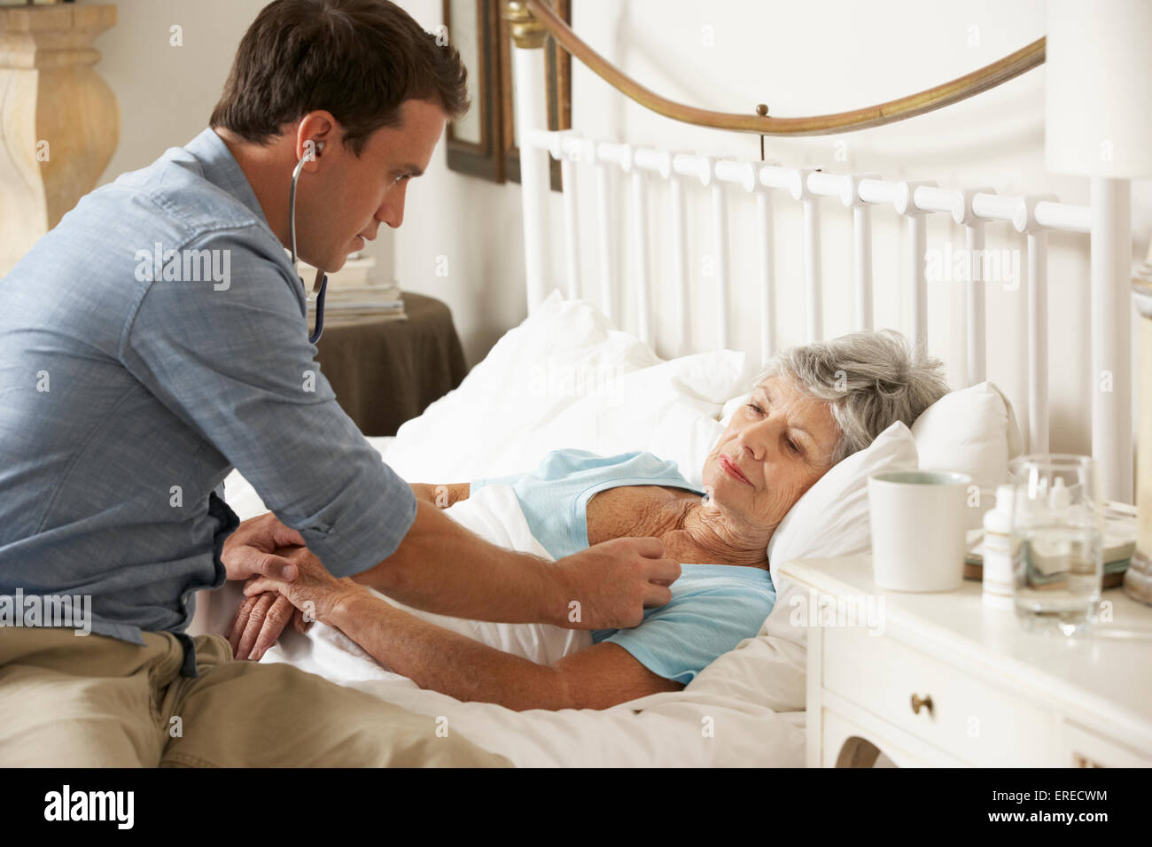 Гипотония у пожилых. Пациент в кровати. У постели больной матери. Человек навещает пациента. Навещать больного в больнице.