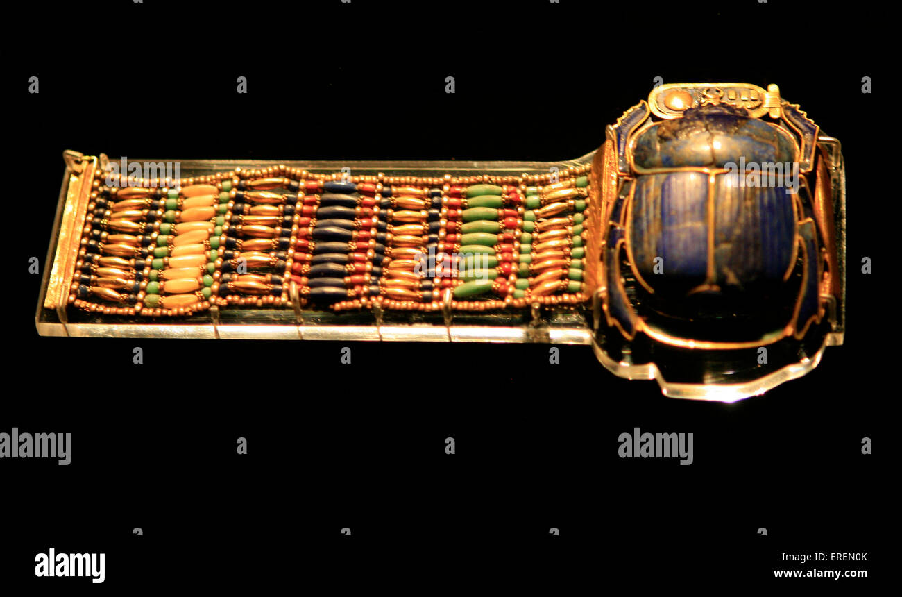 Bracelet with Scarab Clasp, Dynasty 18, reign of Tutankhamun. Gold and semi-precious stones. Thebes, Valley of the Kings, tomb Stock Photo