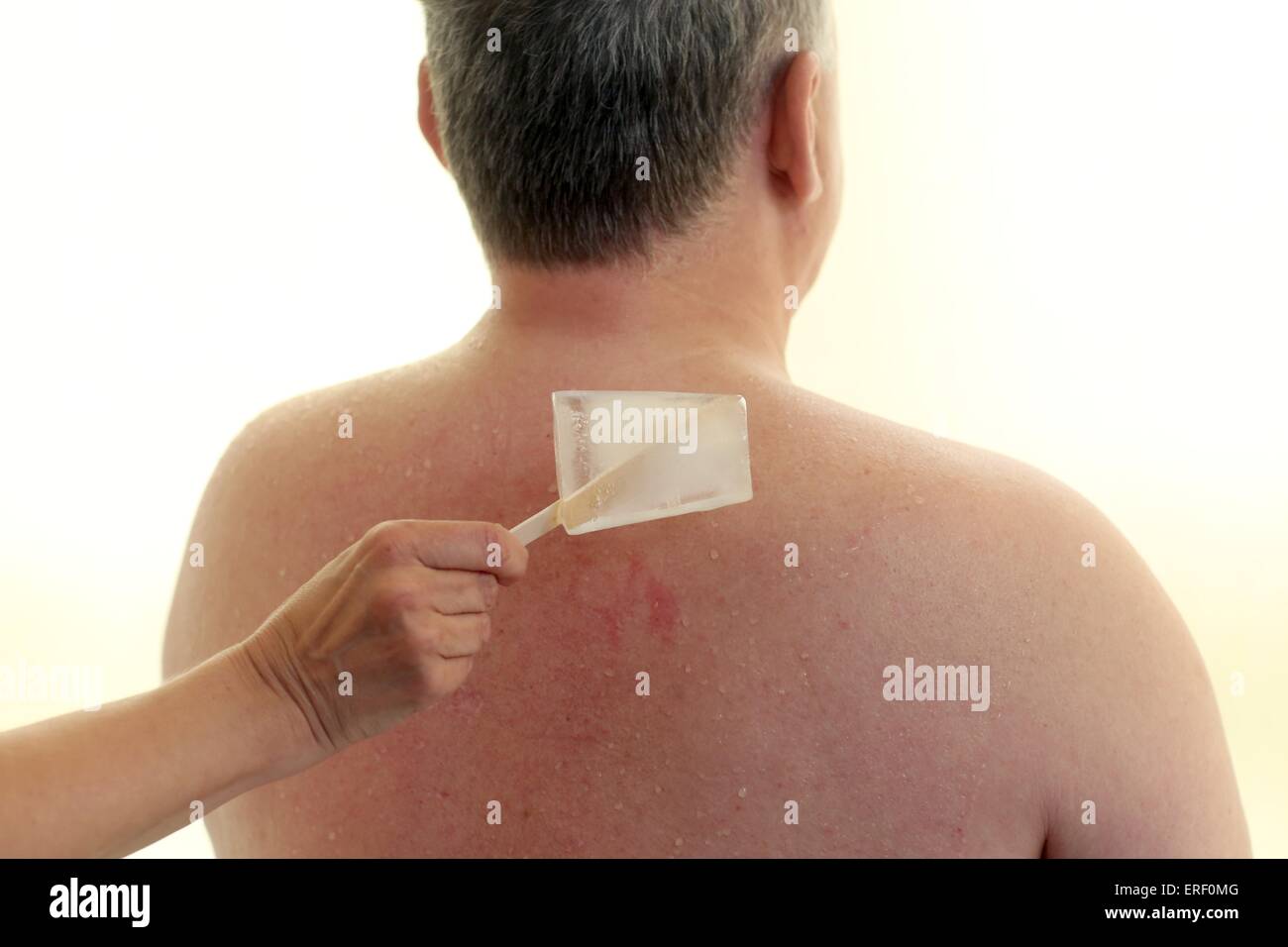 Mainz, Germany. 2nd June, 2015. A patient is treated with ice at the Pain Therapy Centre (Schmerz-Zentrum) in Mainz, Germany, 2 June 2015. The Deutsche Schmerzgesellschaft (lit. German Pain Society) has called for a nationwide 'Aktionstag gegen den Schmerz' (lit. action day against pain) for 2 June 2015. Photo: FREDRIK VON ERICHSEN/dpa/Alamy Live News Stock Photo