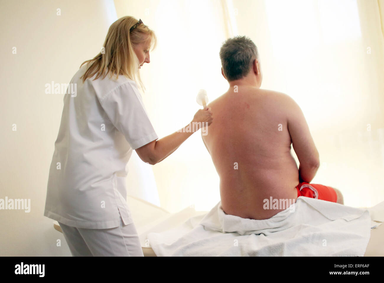 Mainz, Germany. 2nd June, 2015. Nurse Ulla Bingenheimer treats a patiet with ice at the Pain Therapy Centre (Schmerz-Zentrum) in Mainz, Germany, 2 June 2015. The Deutsche Schmerzgesellschaft (lit. German Pain Society) has called for a nationwide 'Aktionstag gegen den Schmerz' (lit. action day against pain) for 2 June 2015. Photo: FREDRIK VON ERICHSEN/dpa/Alamy Live News Stock Photo