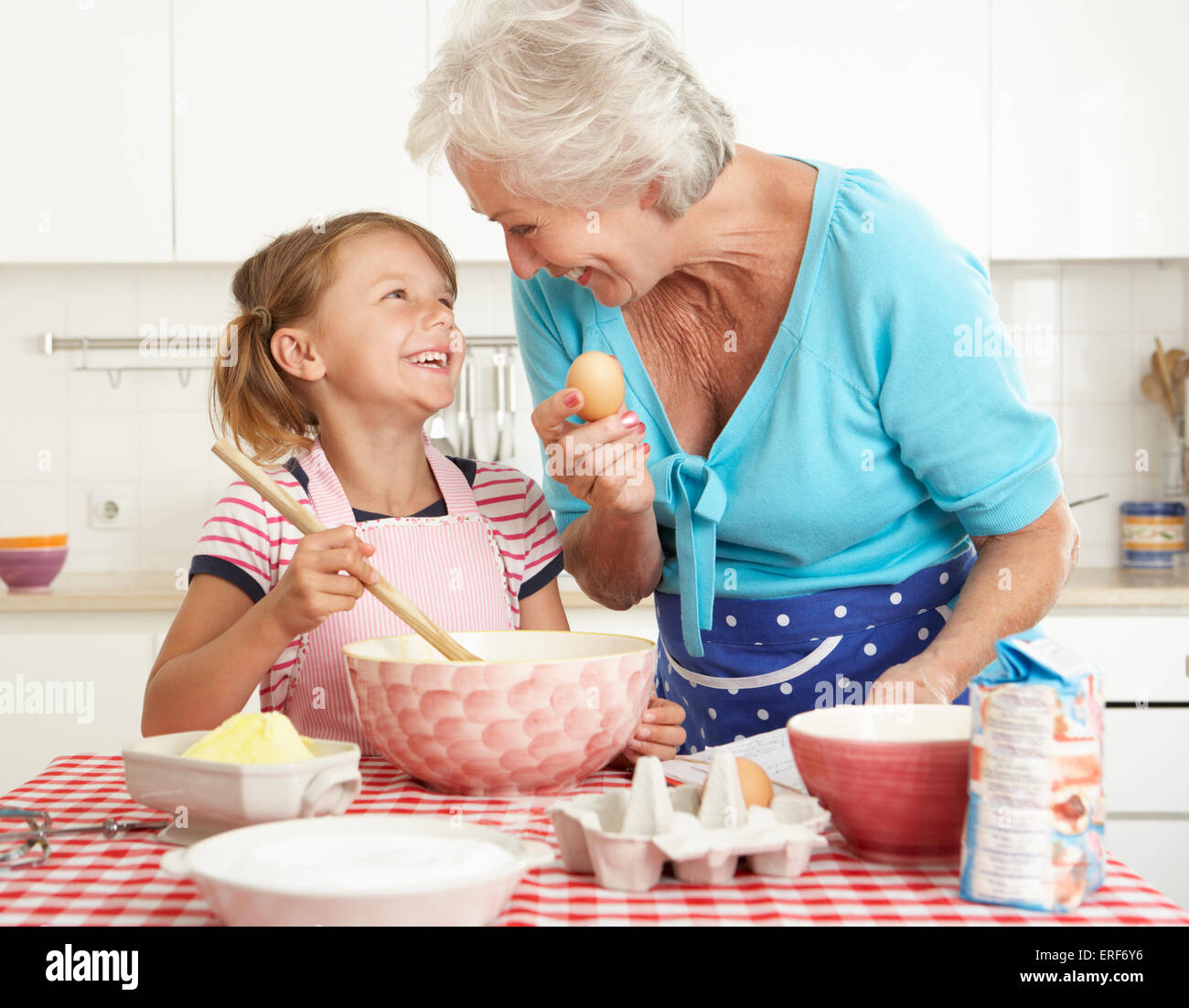 Как помочь внучке. Бабушка и внучка. Помогать бабушке и дедушке. Ребенок помогает бабушке. Бабушка учит готовить.
