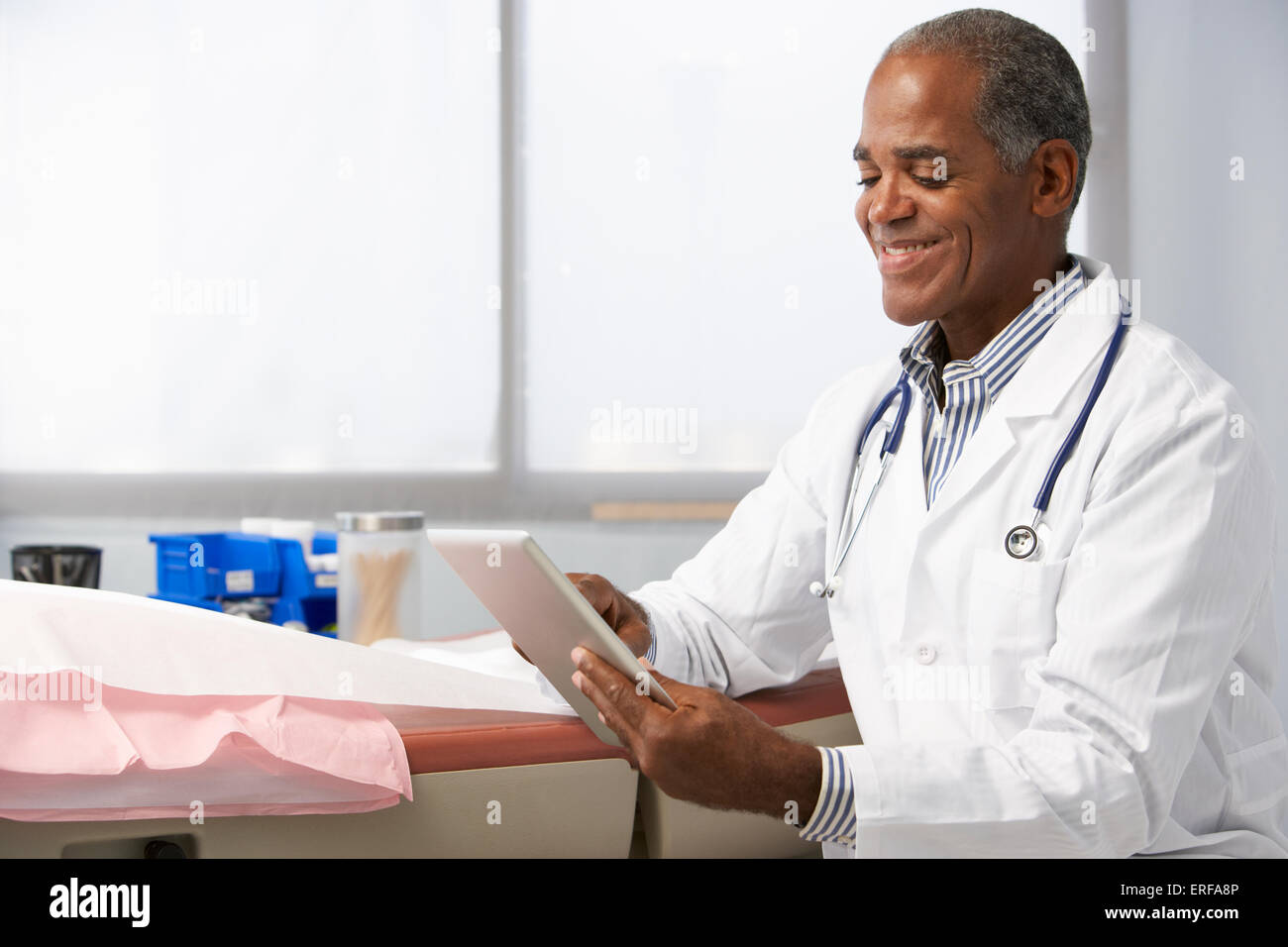 African american doctor tablet hi-res stock photography and images - Alamy