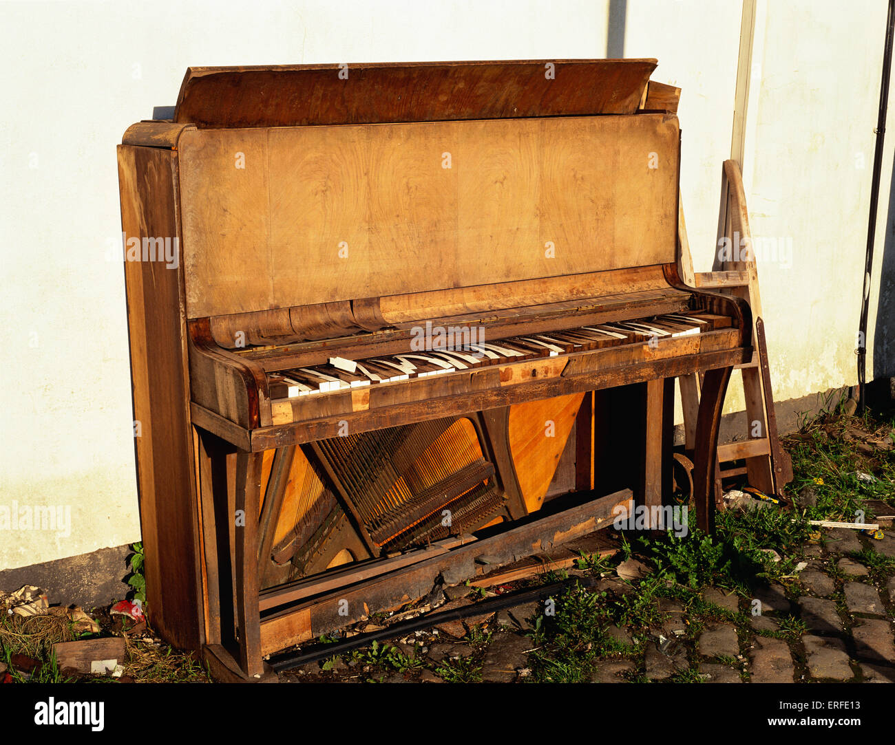 Damaged piano hi-res stock photography and images - Alamy