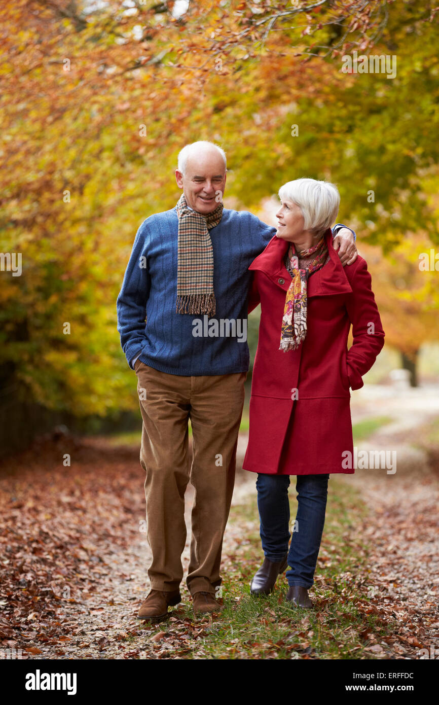 Пенсионеры осенью. Пожилая пара осень. Пожилая пара осенью. Пожилые люди в парке осенью. Фотосессия пожилой пары.