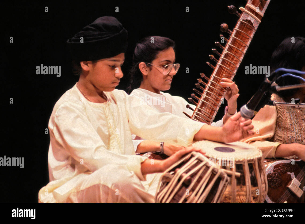Tabla and sitar hires stock photography and images Alamy