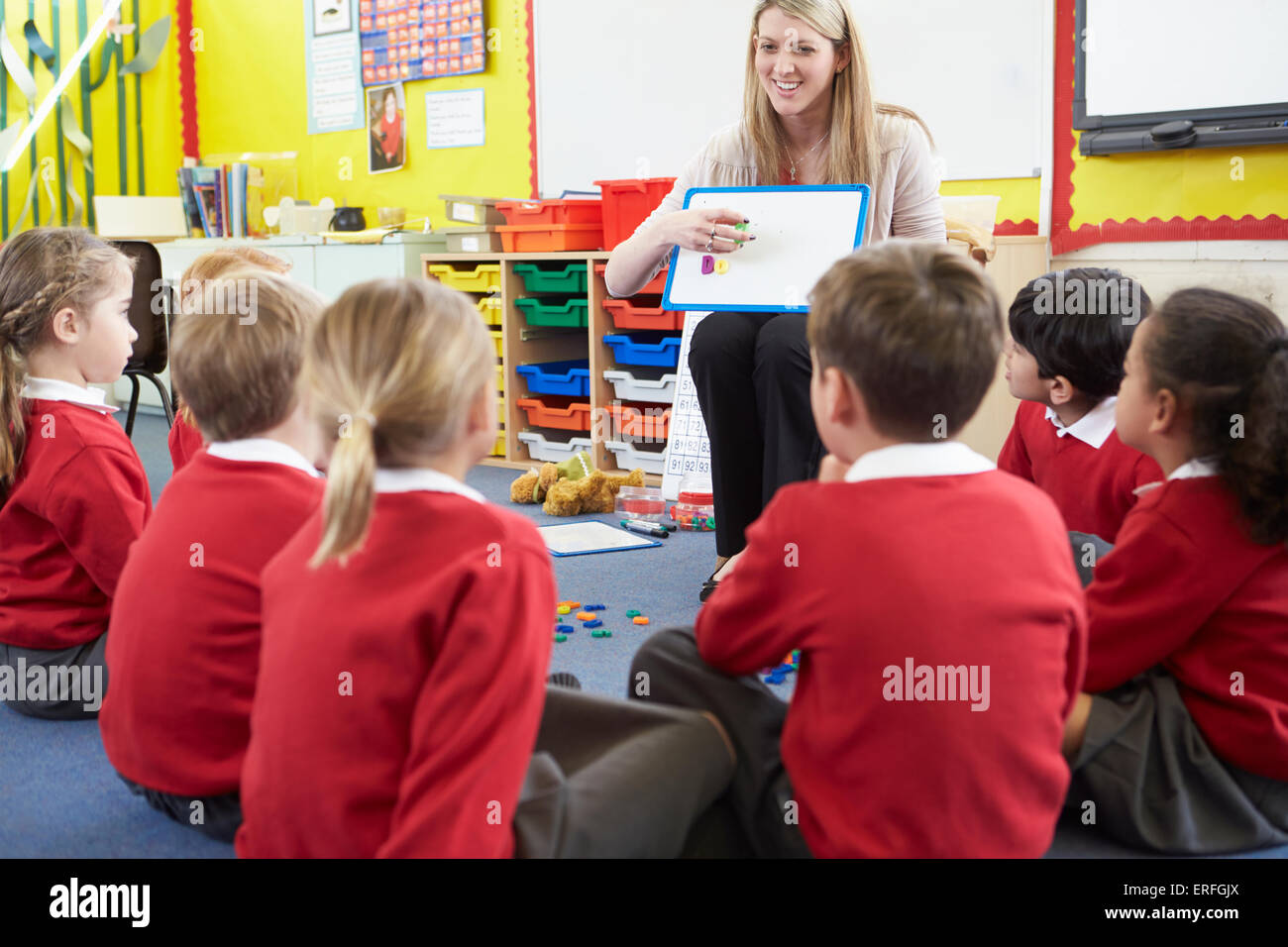 Teacher Teaching Spelling To Elementary School Pupils Stock Photo - Alamy