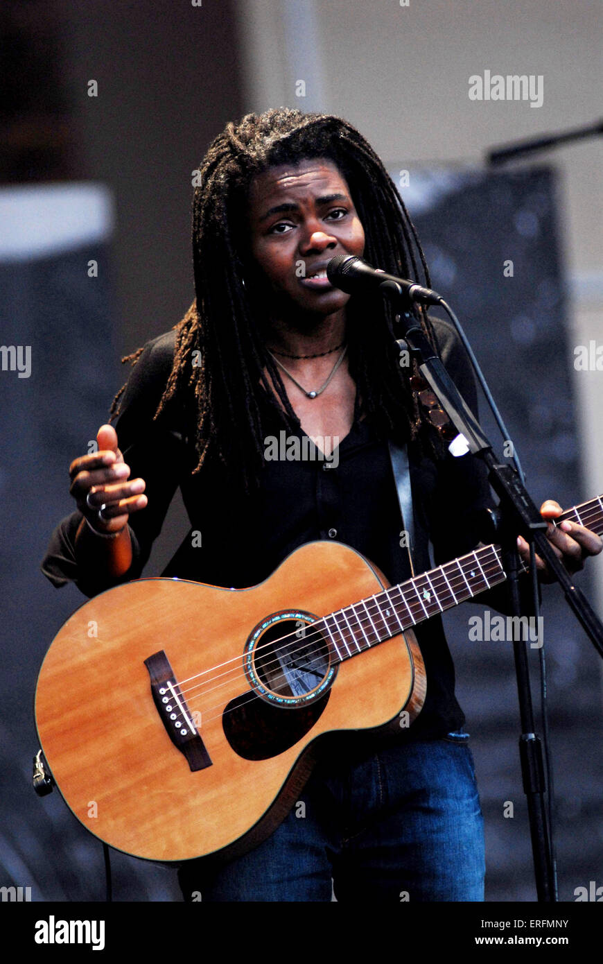 Tracy chapman playing guitar hi-res stock photography and images - Alamy