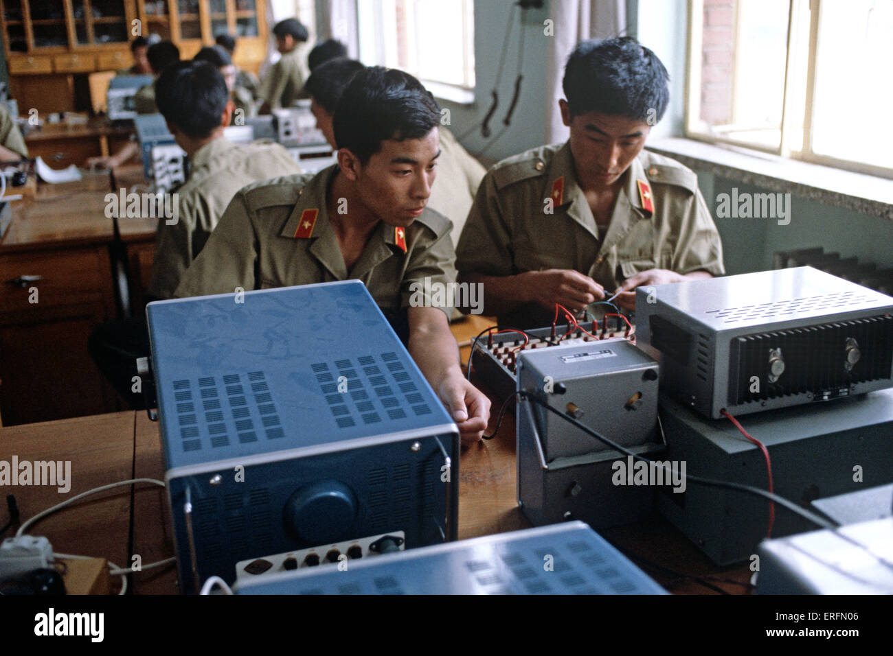 Electrical engineering training for Peoples Liberation Army officers at Shijiazhuang Military Academy, Hubei province, China Stock Photo