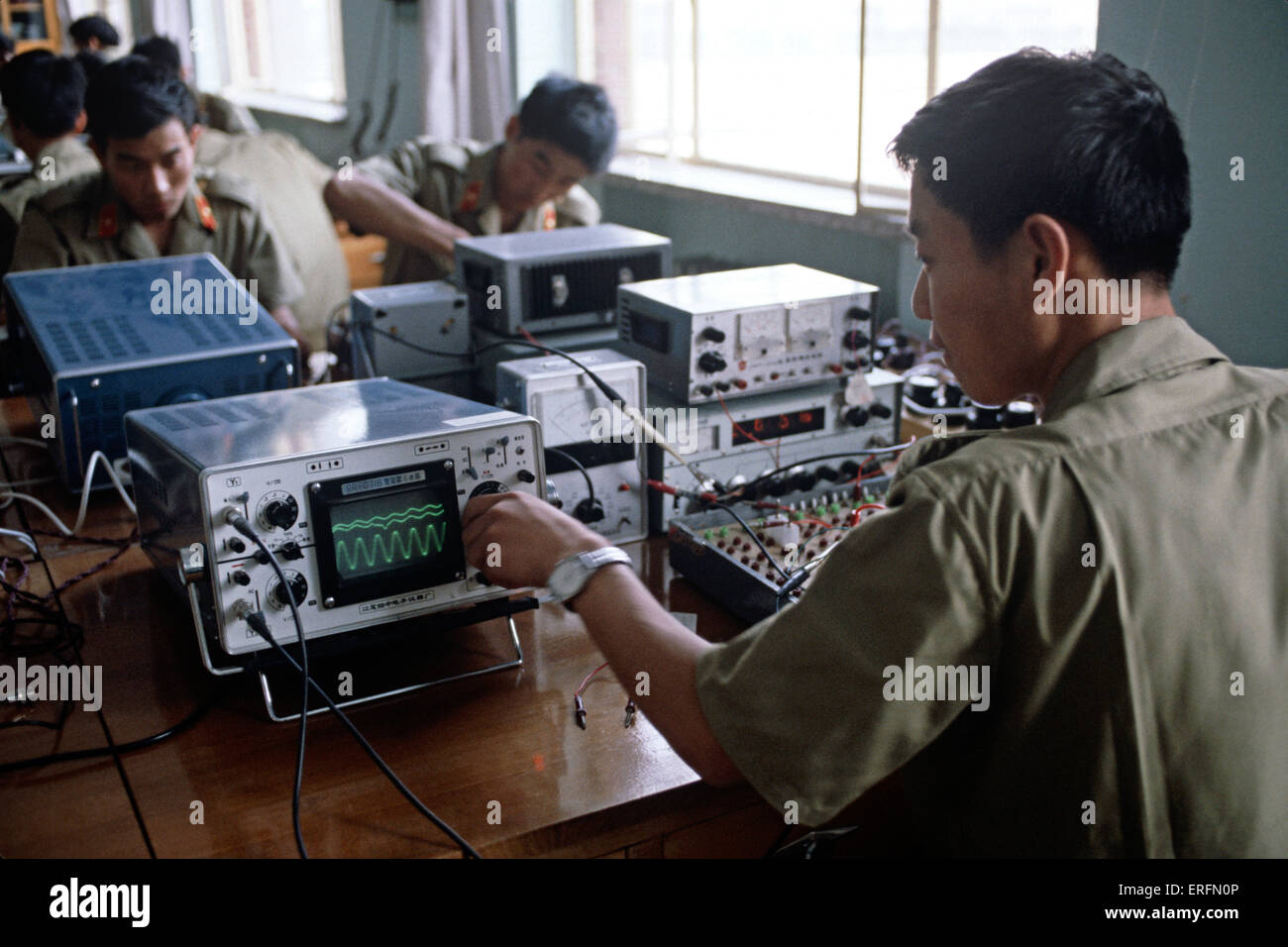 Electrical engineering training for Peoples Liberation Army officers at Shijiazhuang Military Academy, Hubei province, China Stock Photo