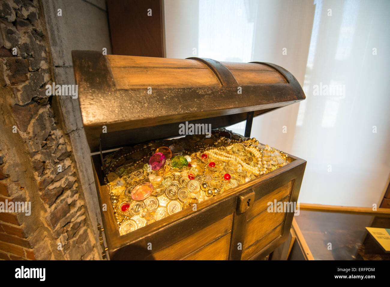 Pirate treasure chest hires stock photography and images Alamy