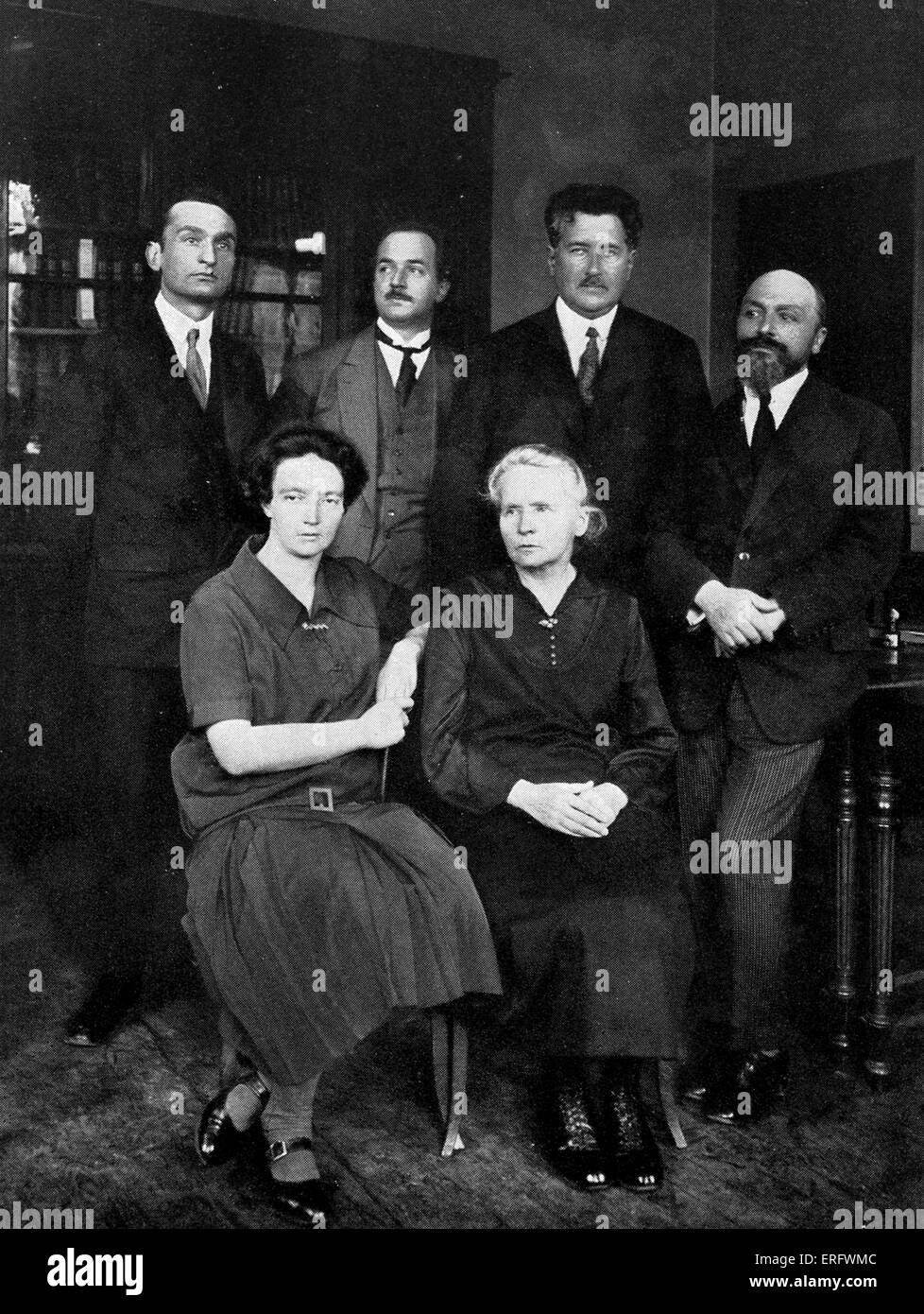 Marie Curie at the Institute of Radium in Paris. In the front row are Irene Curie, Marie Curie and their co-worker, Andre Stock Photo