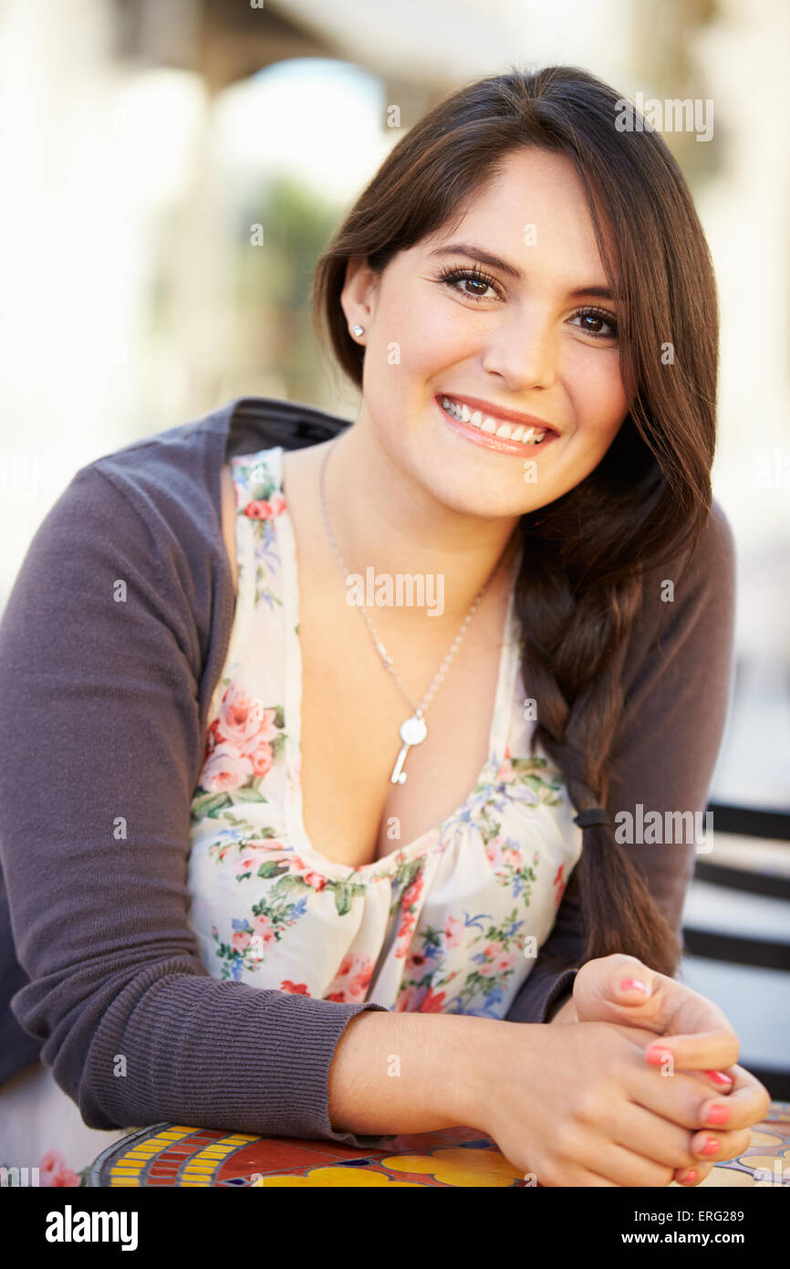 Smiling hispanic hi-res stock photography and images - Alamy