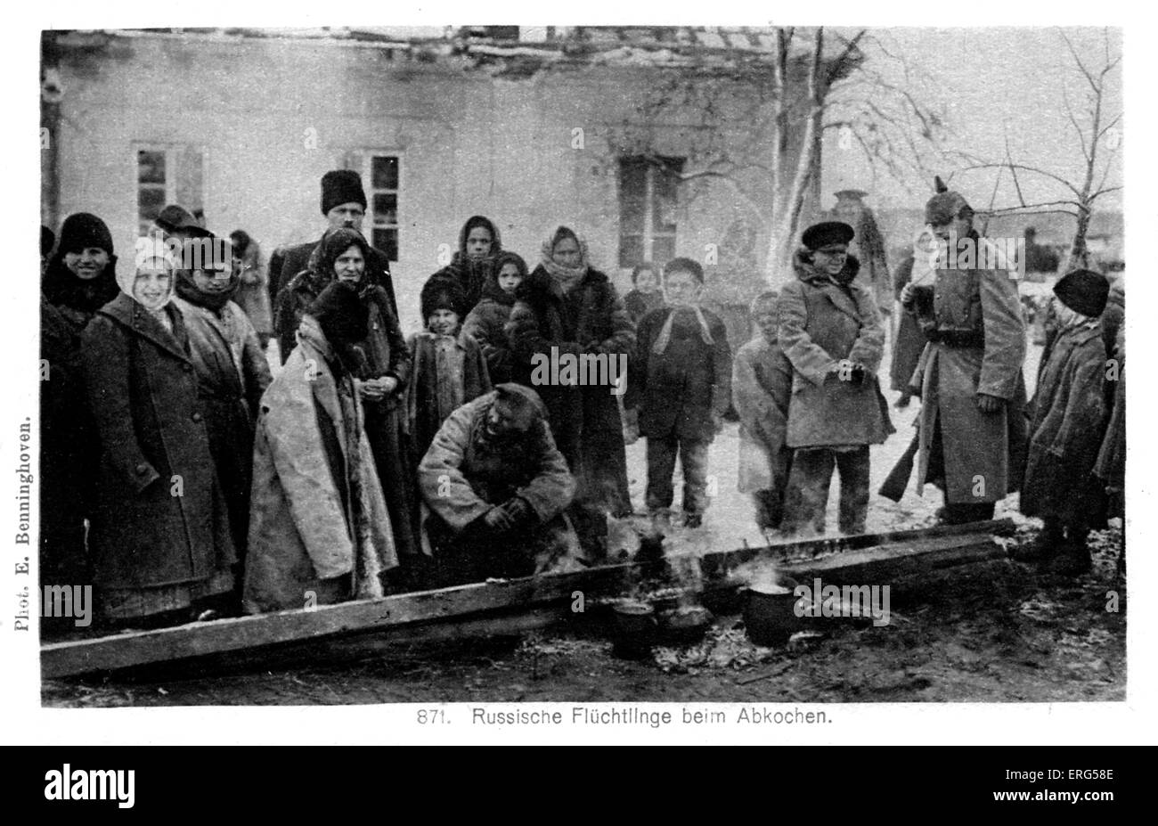 German Occupation on the Eastern Front in World War I. Taken from photograph, shows a group of Russian refugees gathered around boiling pots. Winter scene.Caption: Russische Flüchtlinge beim Abkochen'/ 'Russian refugees boiling food' . (probably modern day Poland) From 'Unter deutscher Besatzung' / 'Under German Occupation' collection Stock Photo