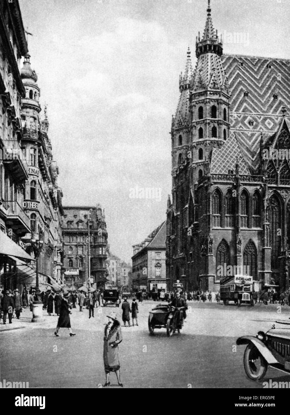 St Stephen's square (Stephansplatz), Vienna, Austria. View of the cathedral square from the Graben street (der Graben, literally 'the trench'). 1920s, street scene. Square in the geographical centre of city. Stock Photo