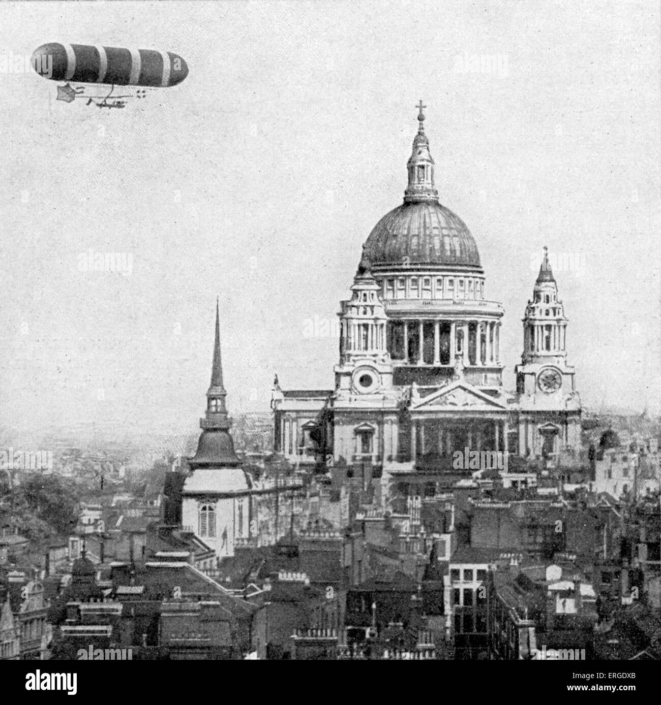 British military airship rounding St Paul's Cathedral, London, October 1907. Stock Photo