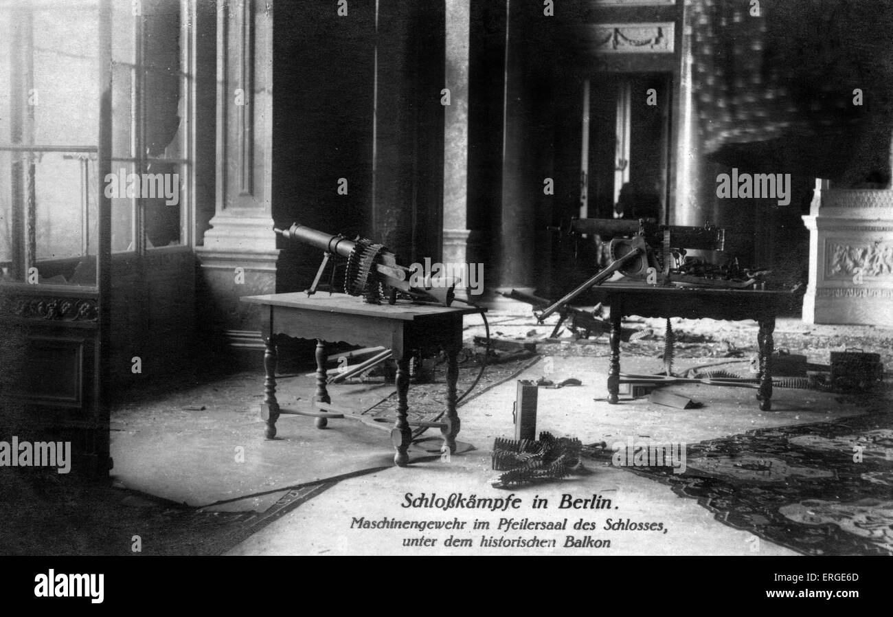 German (November) Revolution in Berlin, Germany, 1918 - 19. Machine guns in the Stadtschloss, from which the Spartacist leader, Stock Photo