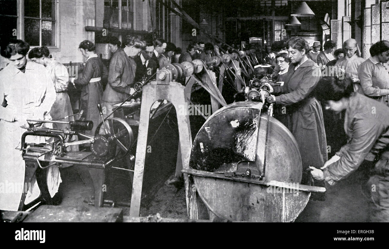 Munitions Workers during World War 1, April 1916. Women learning to use machinery at Shoreditch Technical Institute, London. Stock Photo