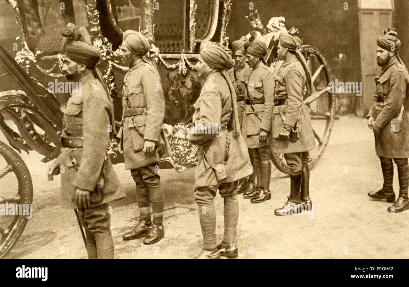 World War 1: Indian cavalry soldiers in London, following their reception with George V. April 1916. Viewing the state coach. Stock Photo