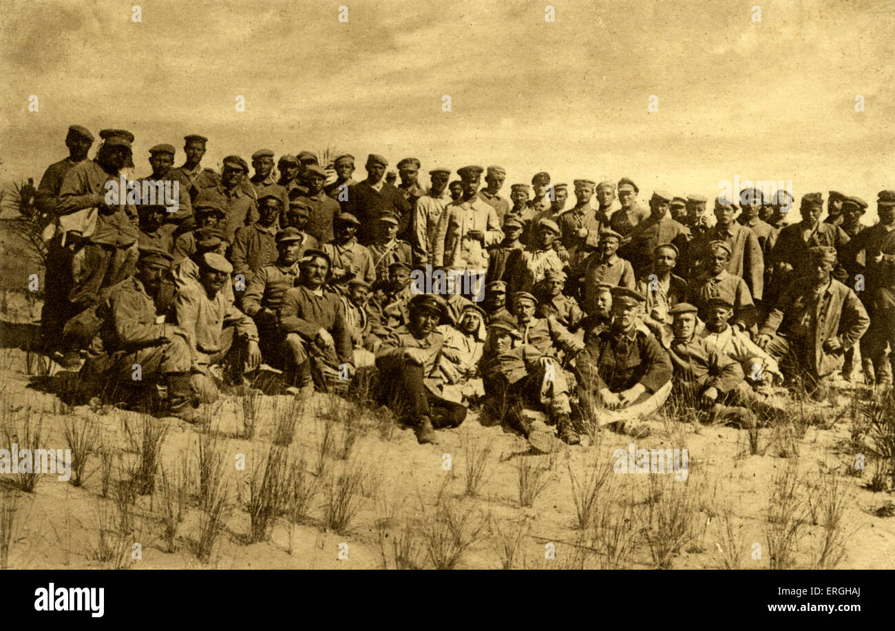 World War I: German prisoners in Algeria. Spanish caption: 'Grupo de prisioneros alemanes en Argelia. Puede juzgarse por la Stock Photo