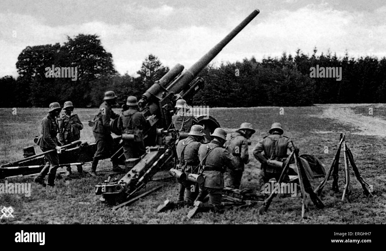 World War 2: World War 2: Defence exercise with gas masks. German propaganda postcard. Caption (German) : 'Geschütz exerzieren Stock Photo