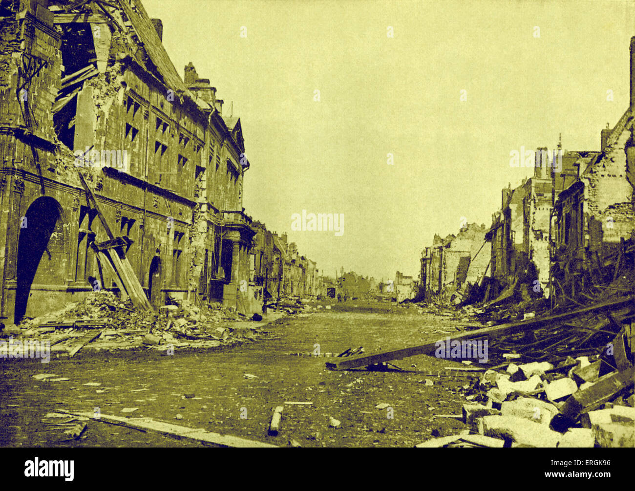 WW1: the town of Peronne in the Somme, France, after the German Retreat, 1917. Stock Photo