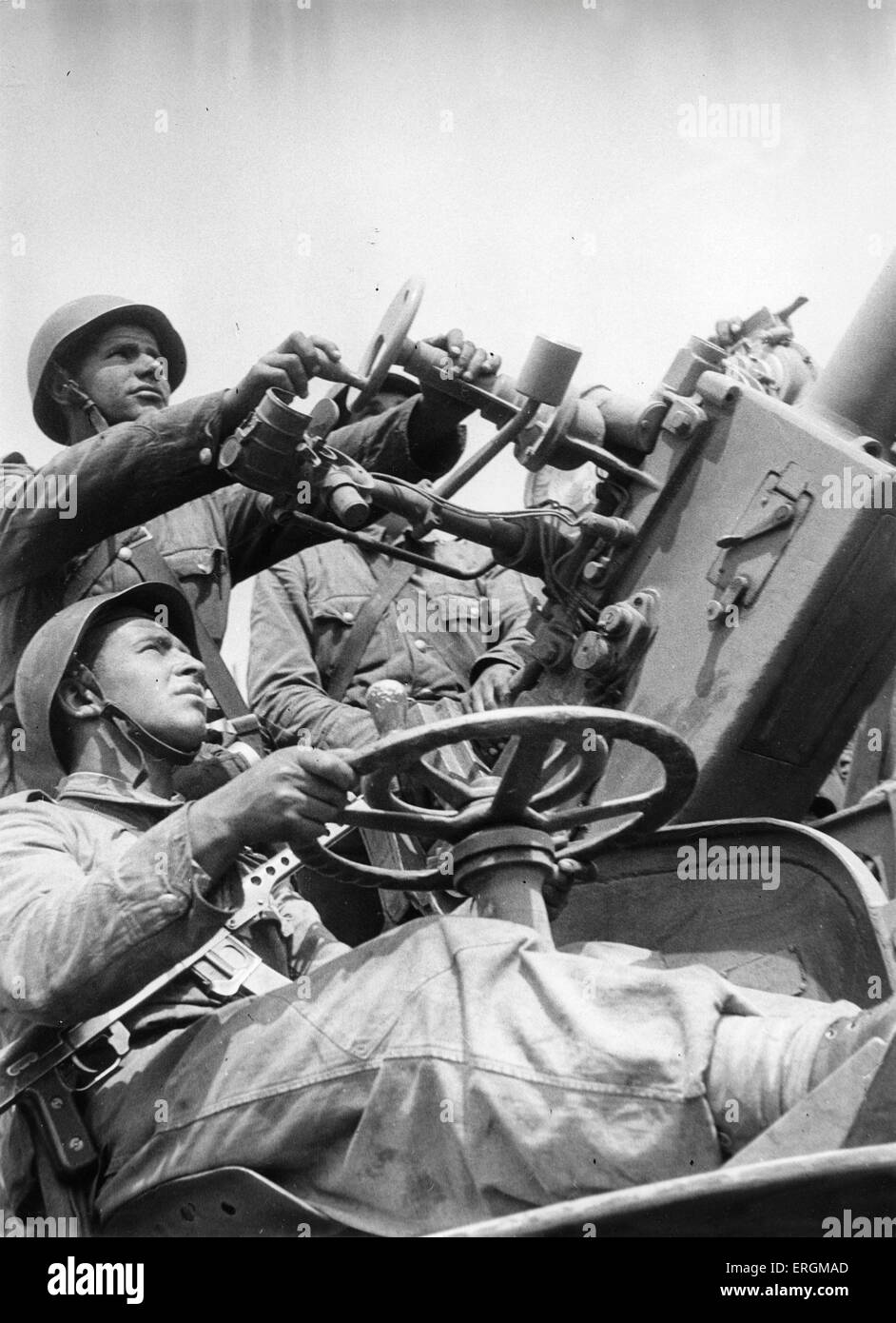 Russian soldiers operating machine gun during  the second world war, c.1944. Stock Photo