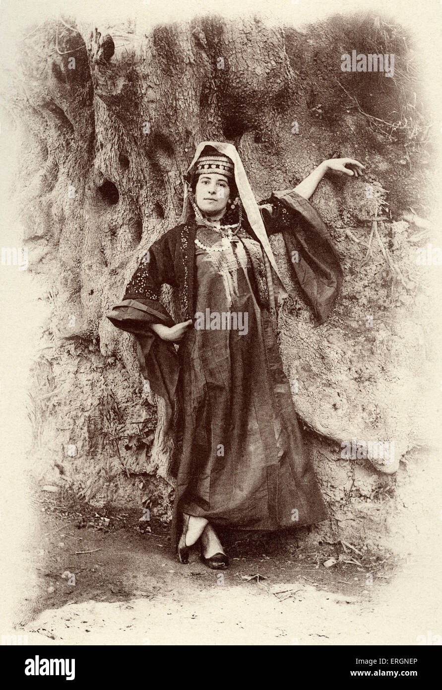 Palestine costume hi-res stock photography and images - Alamy