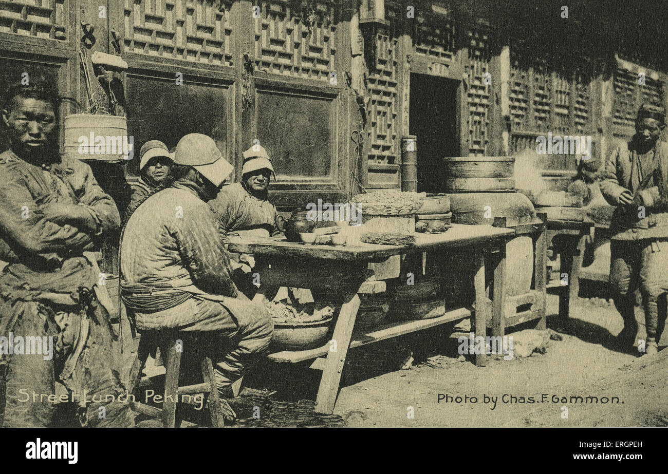 Street lunch, Peking, China, early 20th century. Street scene. Stock Photo