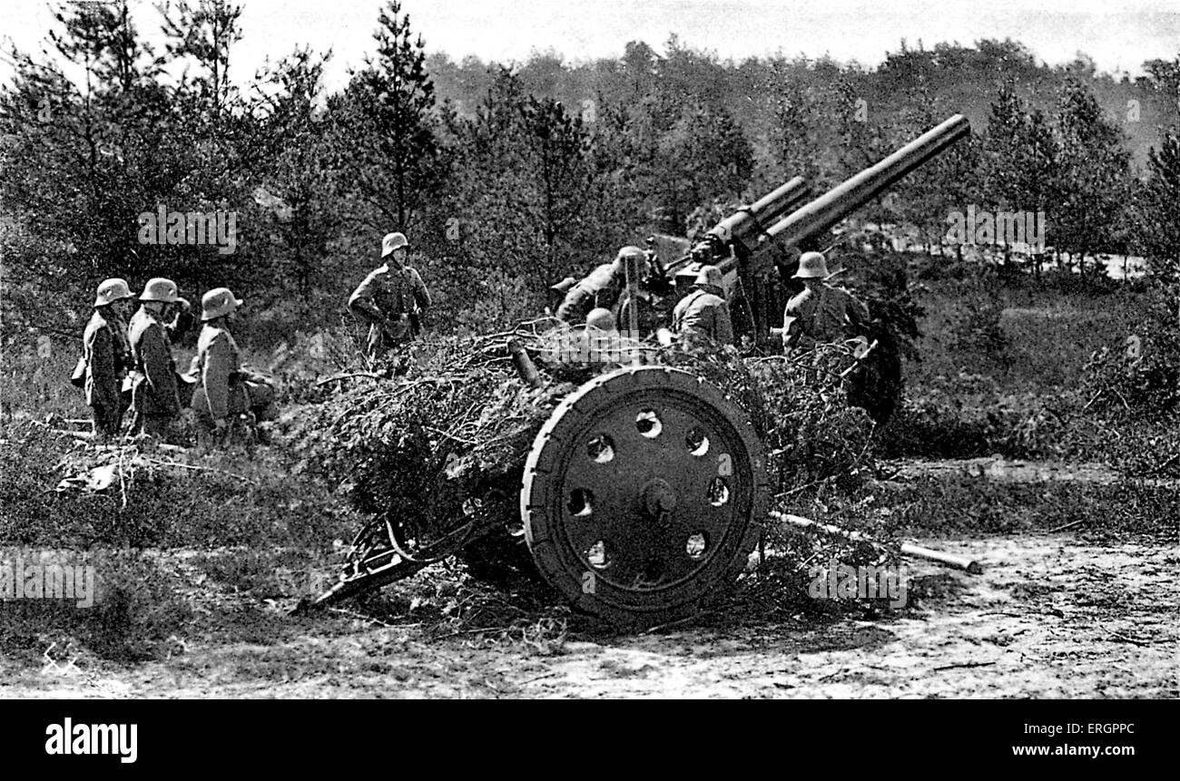 WW2 - German artillery, camouflaged field gun surrounded by soldiers. German postcard, Wehrmacht-Bildserie / German armed forces series. Stock Photo