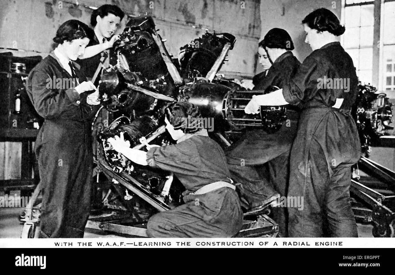 Women 's Auxiliary Air Force (WAAF) - Female mechanics in training. A group of women in overalls study the construction of a Stock Photo