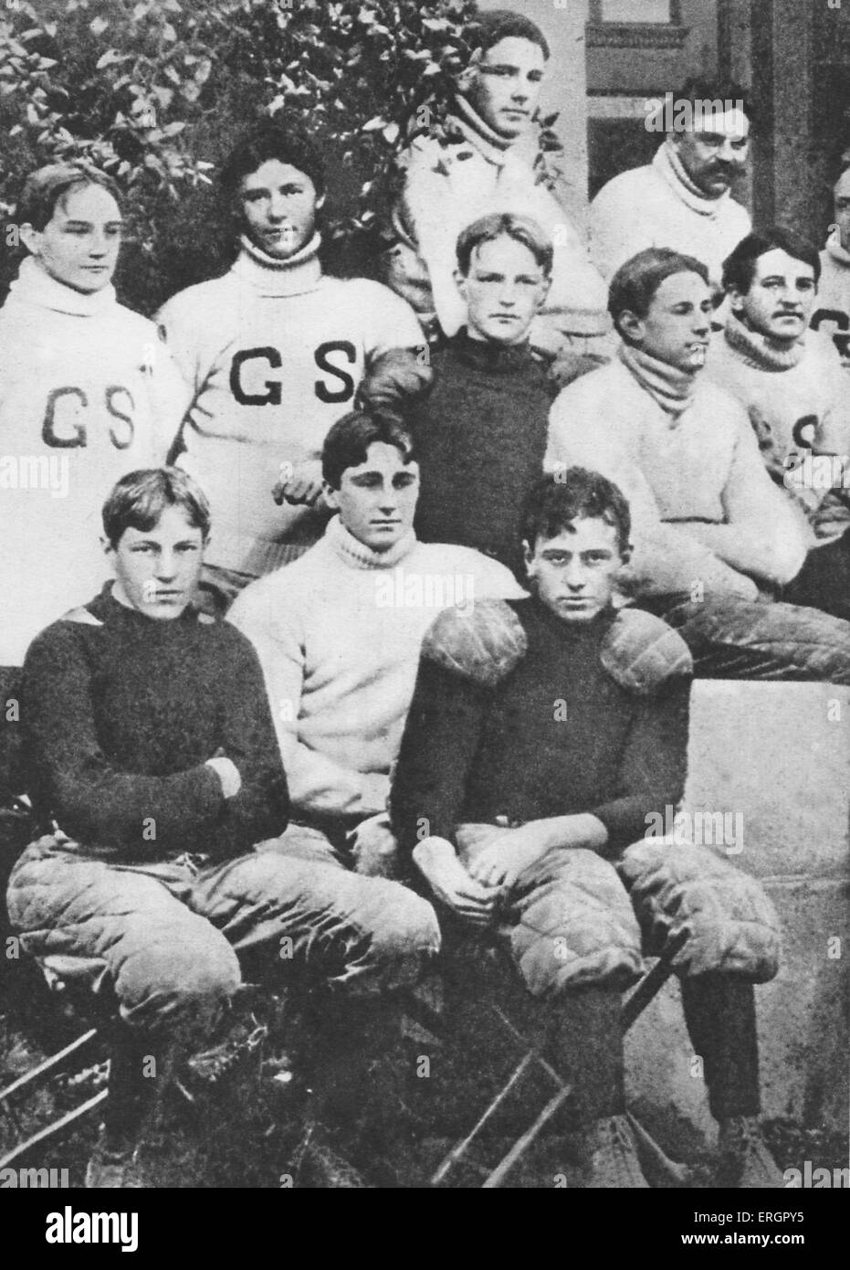 Franklin D. Roosevelt (front row, centre) as a teenager with his school football team at Groton School. FDR: 32nd President of Stock Photo