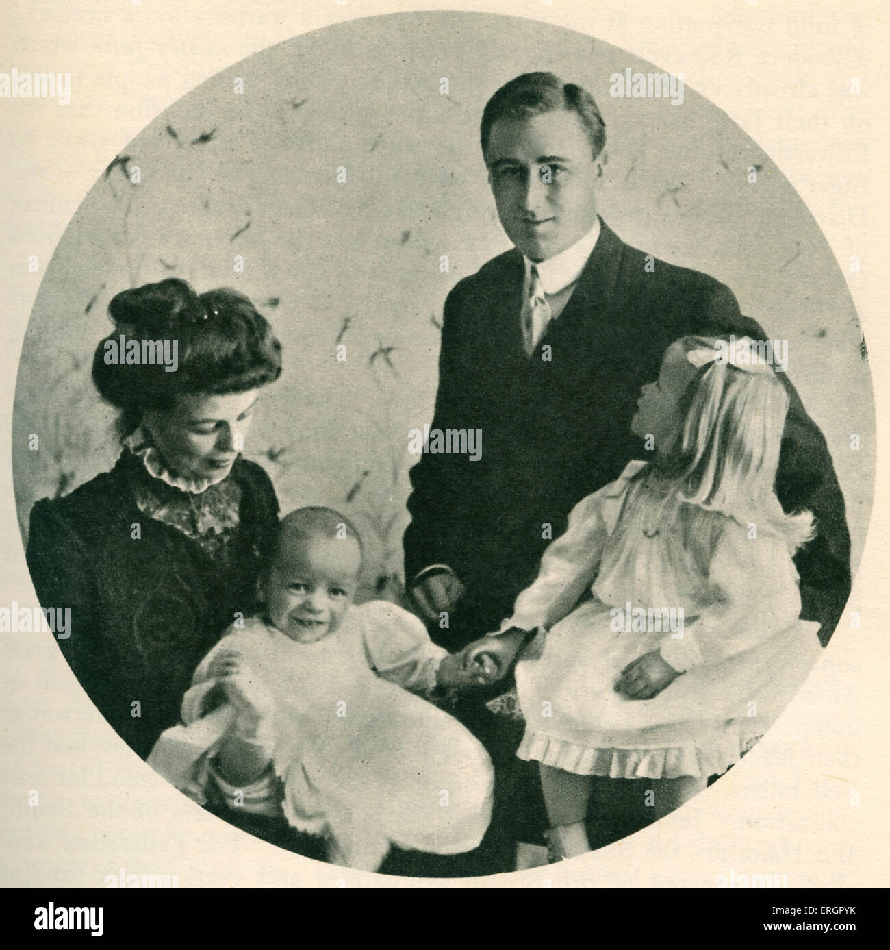 Franklin D. Roosevelt with his wife Eleanor and their children, Anna and James. FDR: 32nd President of the United States Stock Photo