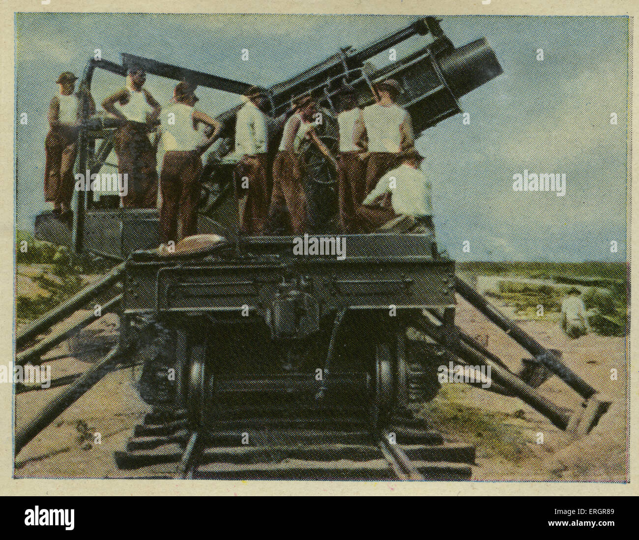 Heavy American railway howitzer gun firing in exercise (Source: Cigarette cards published in Germany c.1934 reviewing military equipment in arms race prior to WW2) Stock Photo
