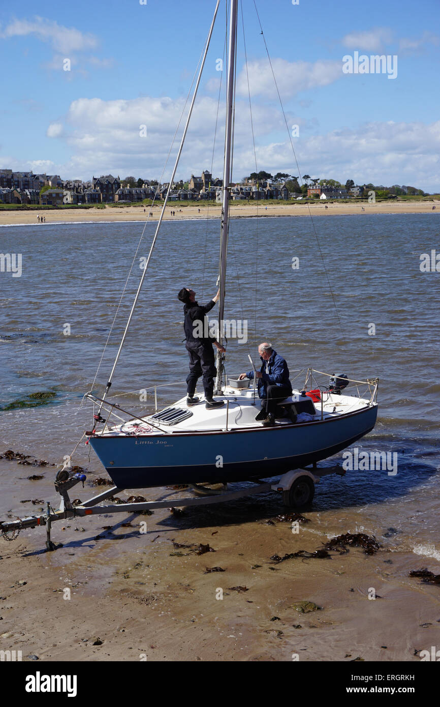 Launching a small sailing yacht (Juno) from beach Stock Photo Alamy