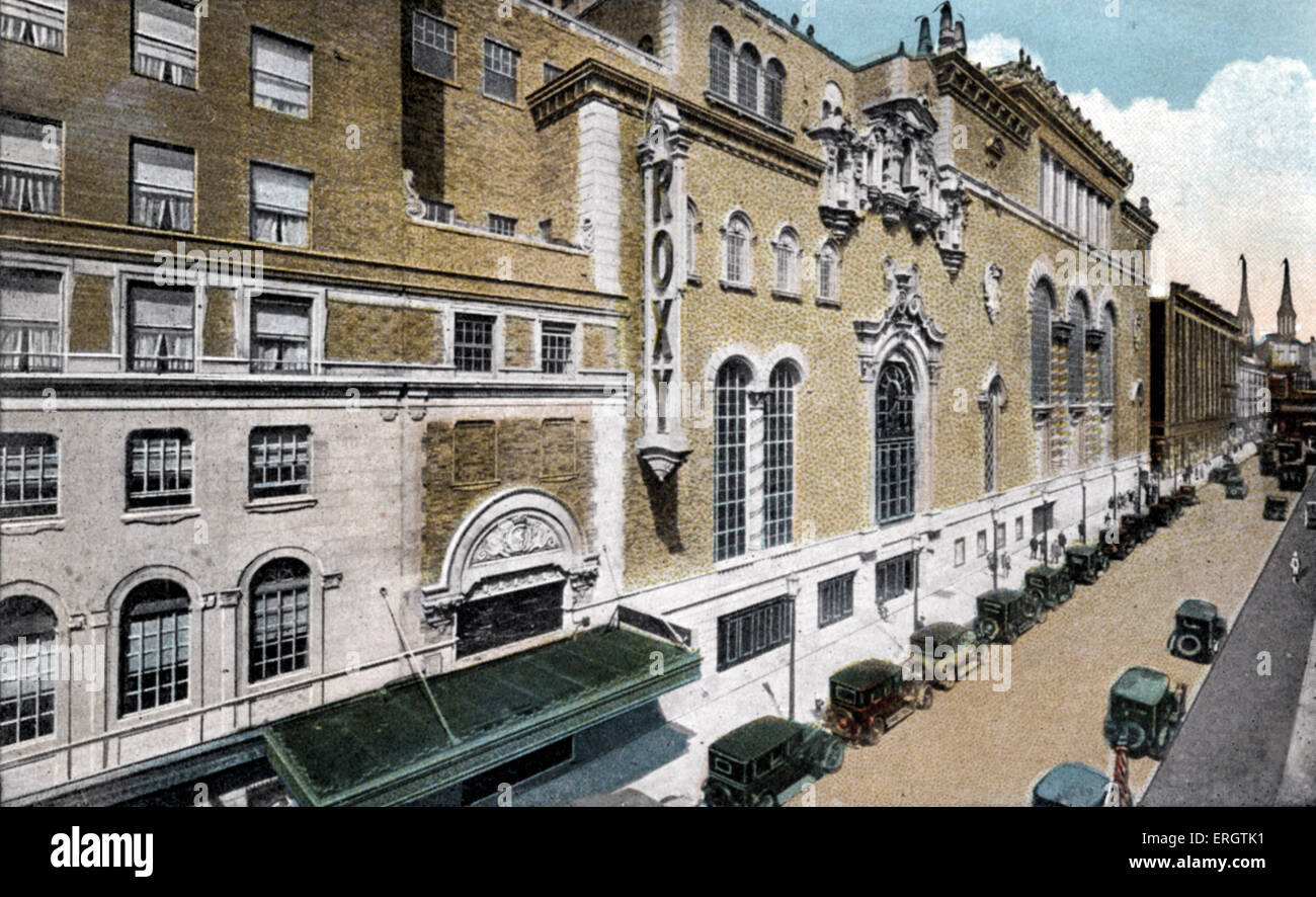 Roxy Theatre, New York, early 20th century. Exterior of the building, old-fashioned automobiles parked outside. Automobile Stock Photo