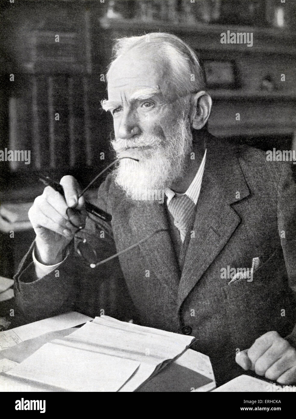 George Bernard Shaw - portrait of the Irish dramatist, critic and Nobel Prize winner at his desk. 26 July 1856 - 2 November Stock Photo