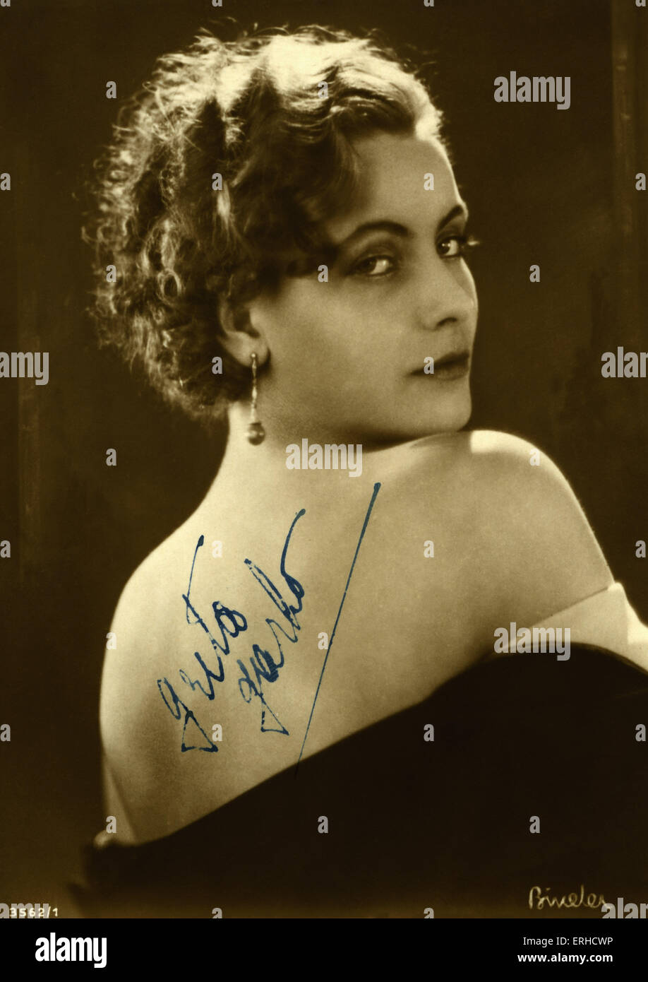 GARBO, Greta - portrait - signed photograph - Swedish film star - 18 September 1905 - 15 April 1990 Stock Photo