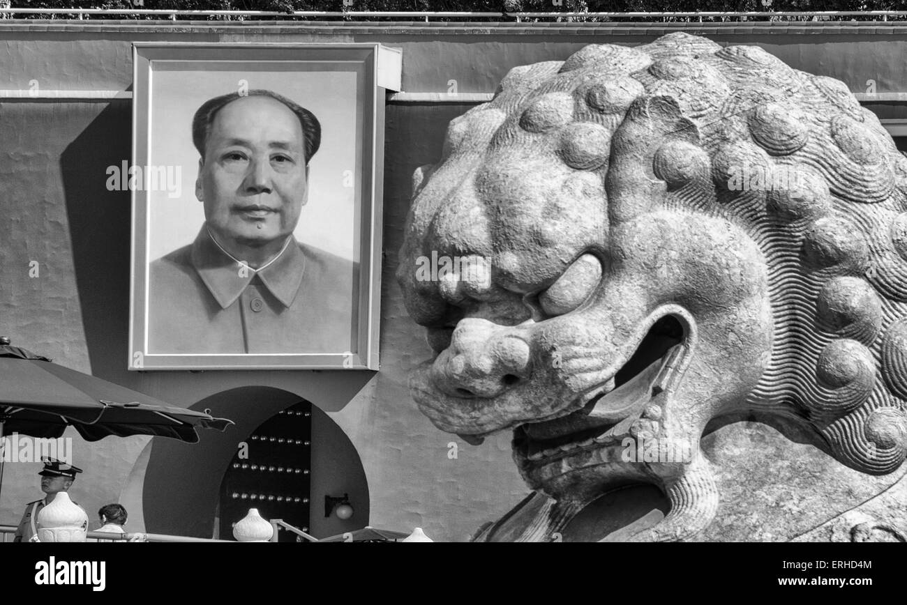 Portrait of Mao and statue of a lion at the Gate of Heavenly Peace at the Forbidden City, Beijing, China Stock Photo