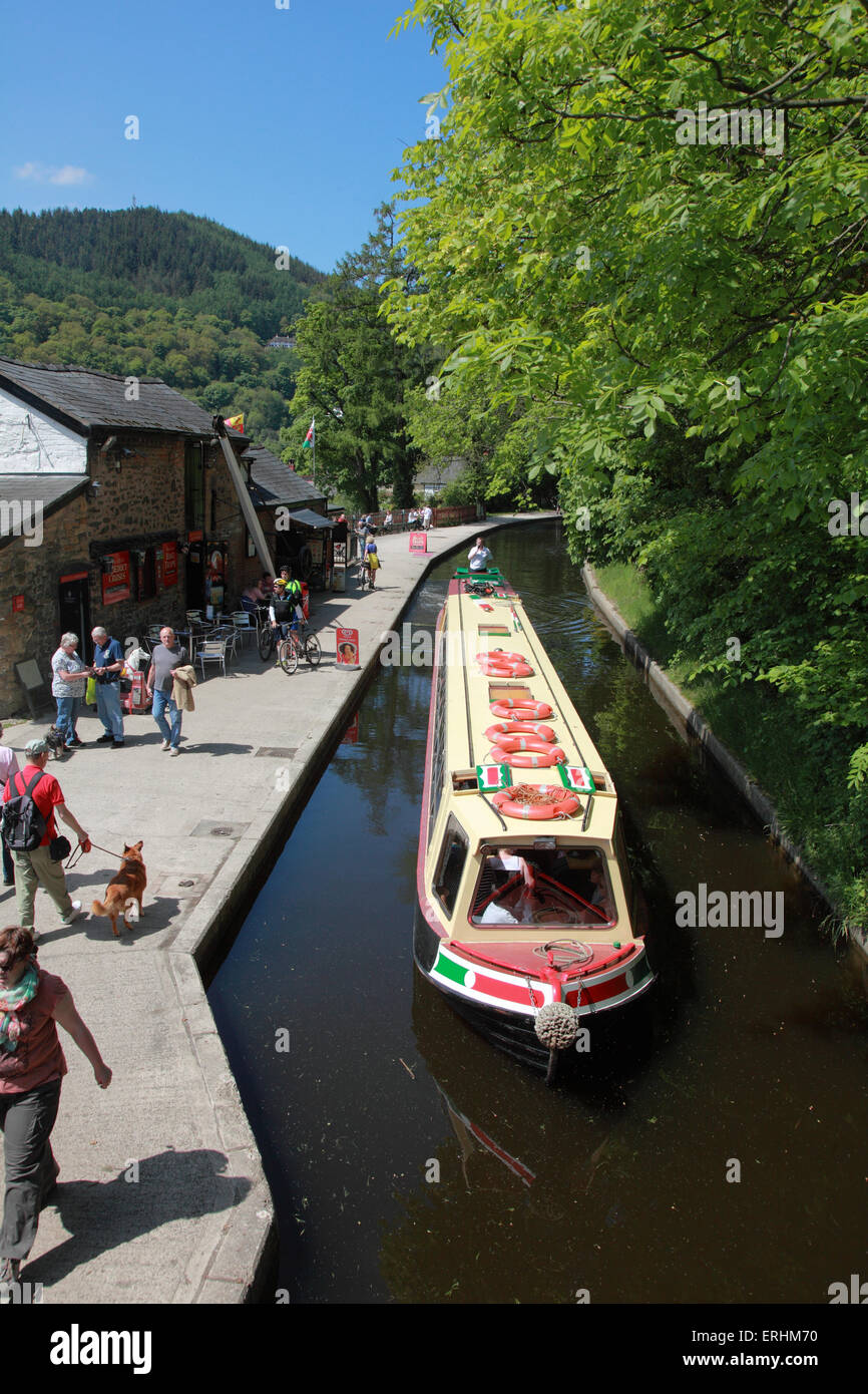 The Thomas Telford trip boat leaving the wharf on the Llangollen Canal in Llangollen, north Wales Stock Photo