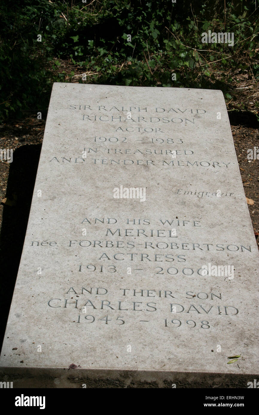 Sir Ralph Richardson  's gravestone at Highgate Cemetery British actor 19 December 1902 – 10 October 1983 Stock Photo