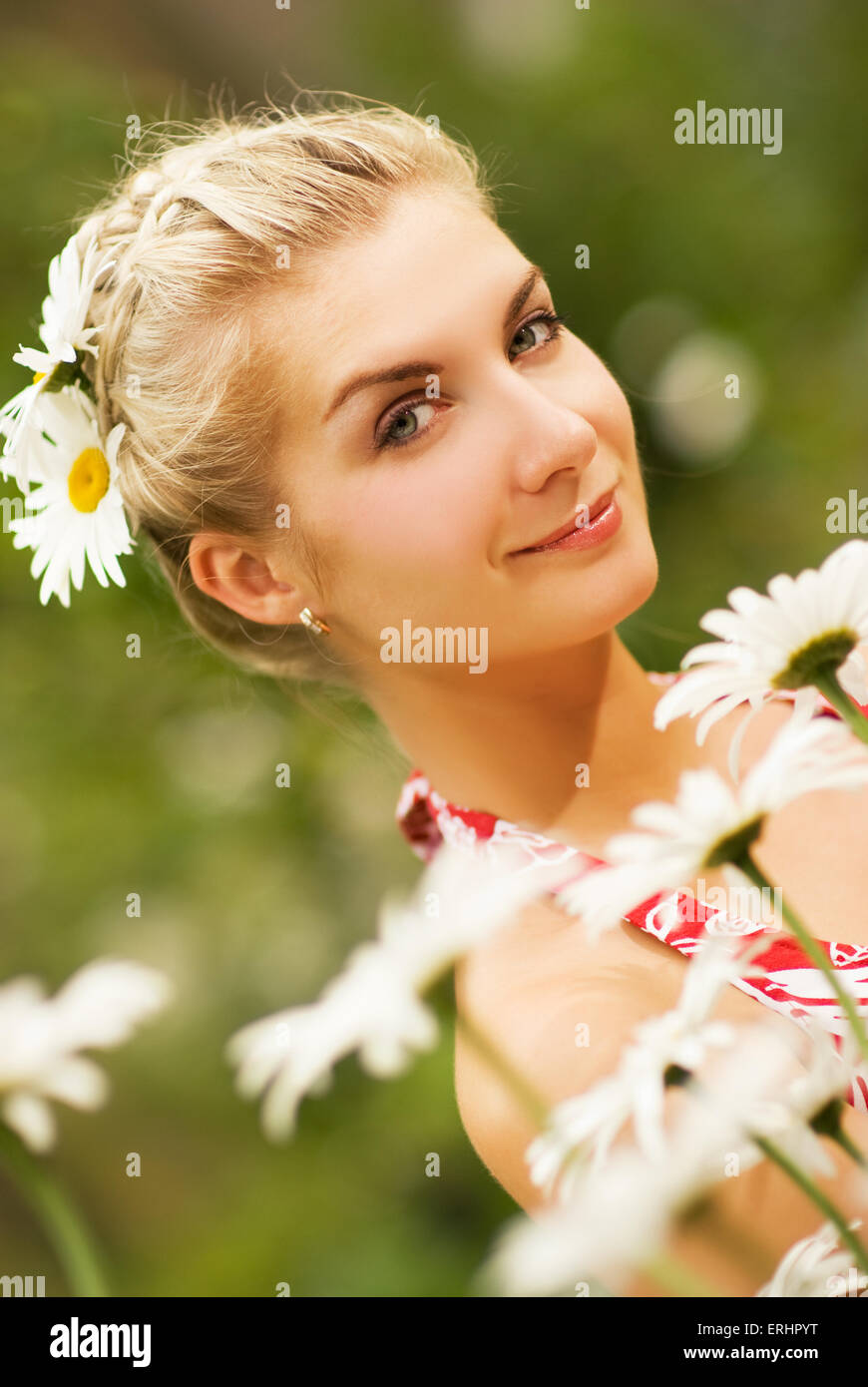 Pretty girl in a chamomile field Stock Photo - Alamy