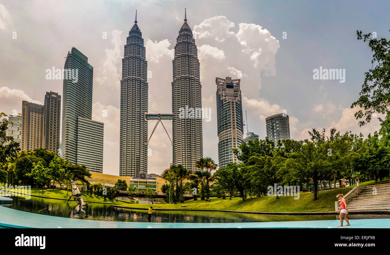 Petronas Twin Towers, Kuala Lumpur, Malaysia. Taman KLCC (kuala lumpur city centre park) Stock Photo