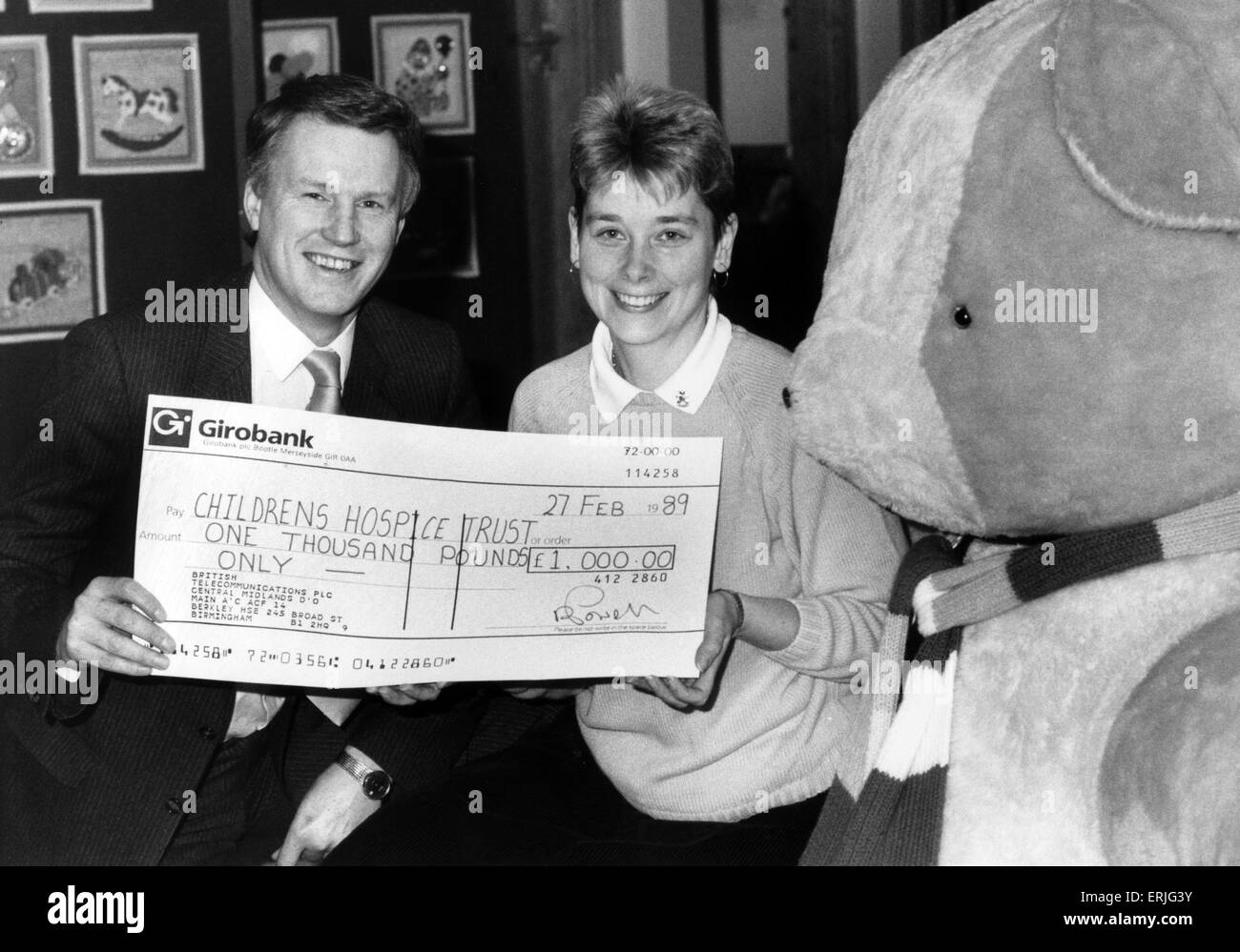 Lowry Stanage, British Telecom's West Midlands General Manager presents £1,000 cheque to Sister Clare Buckle of Acorns Children's Hospice, Oak Tree Lane, Selly Oak, Birmingham. 27th February 1989.  Reproduction Prohibited without the Written Consent of the Management Stock Photo