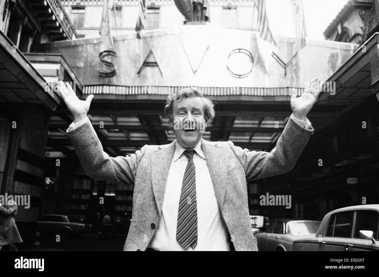 Actor Richard Briers seen here at the Savoy whilst out and about in London's Theatre land. 10th March 1981 Stock Photo