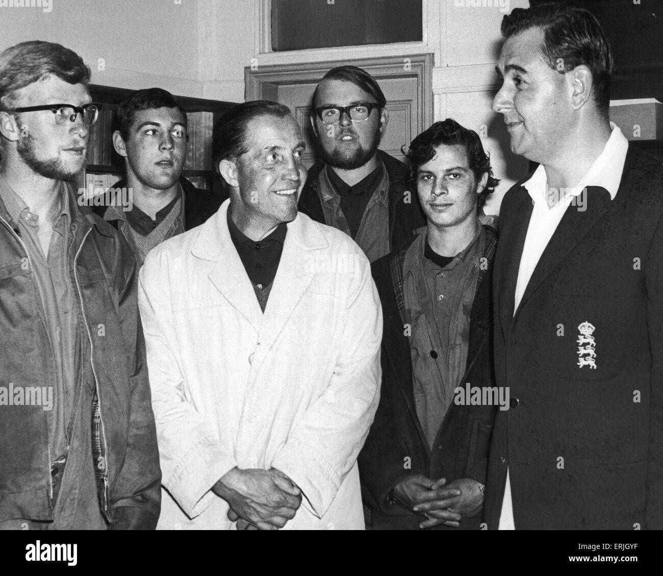 Australian cricket tour of England for the Ashes. England v Australia 3rd Test at Edgbaston. England captain Colin Cowdrey thanks Flack and his efforts that so much play had been possible. 17th July 1961. Stock Photo