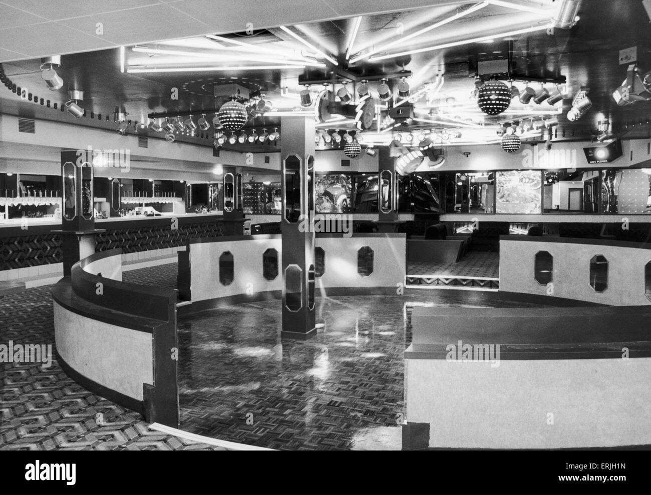 The bar and sunken dance floor of the Pink Parrot cocktail lounge, Coventry 8th September 1987 Stock Photo