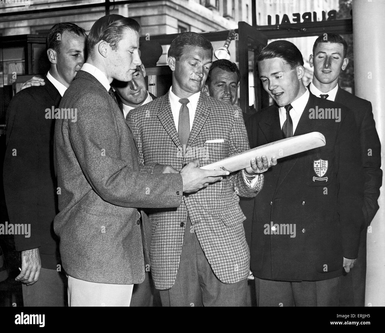 Australian cricket tour of England for the Ashes. Two Birmingham schoolboy cricketers meet Australian captain Richie Benaud, picture looking at a bat containing the signatures of the Aussie captain and his team. It will be one of the prizes in an Australian trade fortnight competition in Birmingham.  7th June 1961. Stock Photo